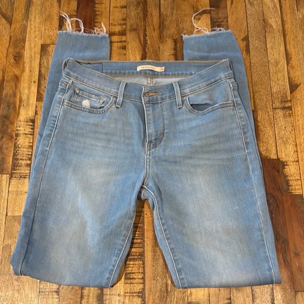 Levi Super Skinny distressed jeans